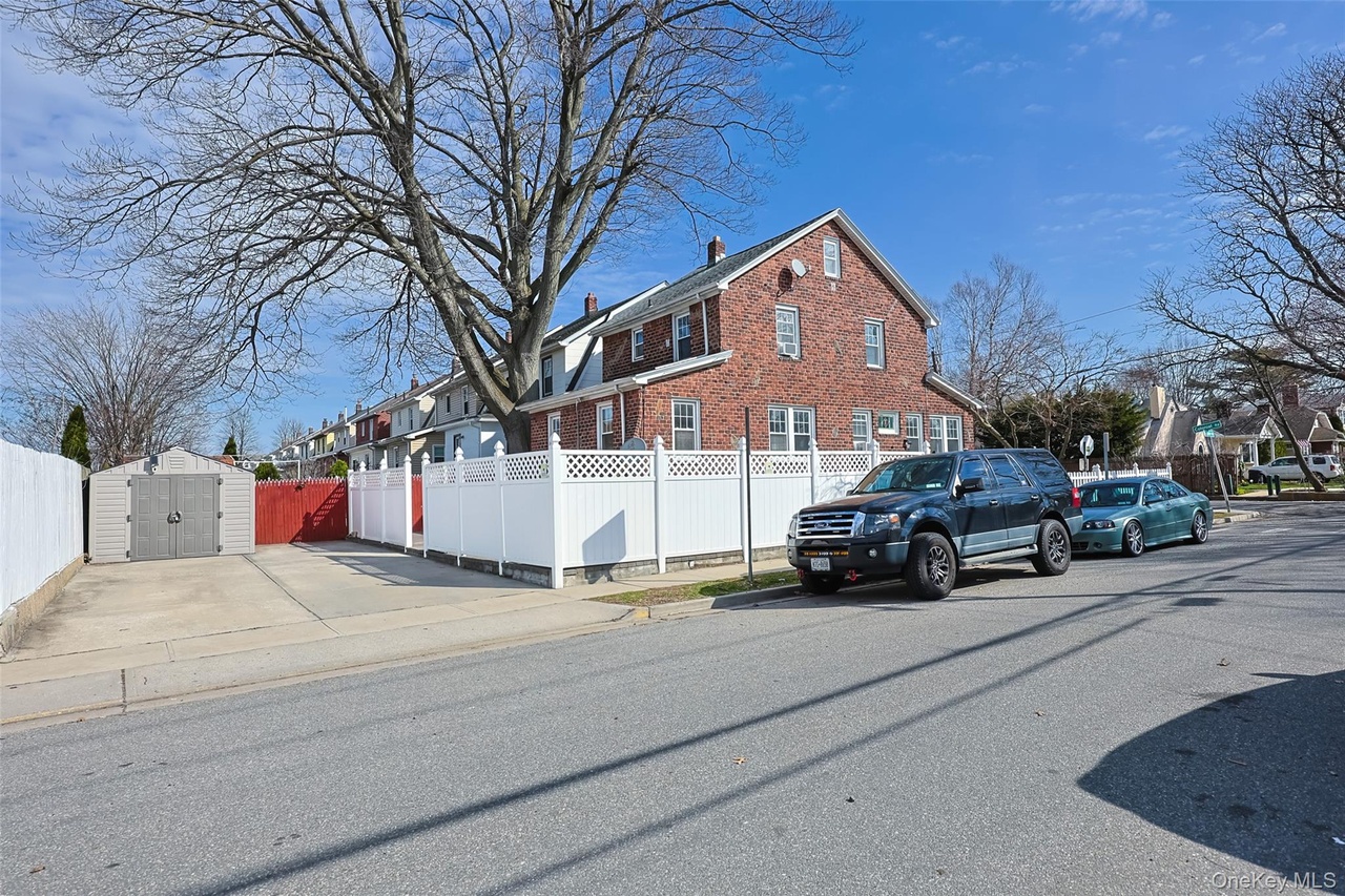 96 Colonial Rd