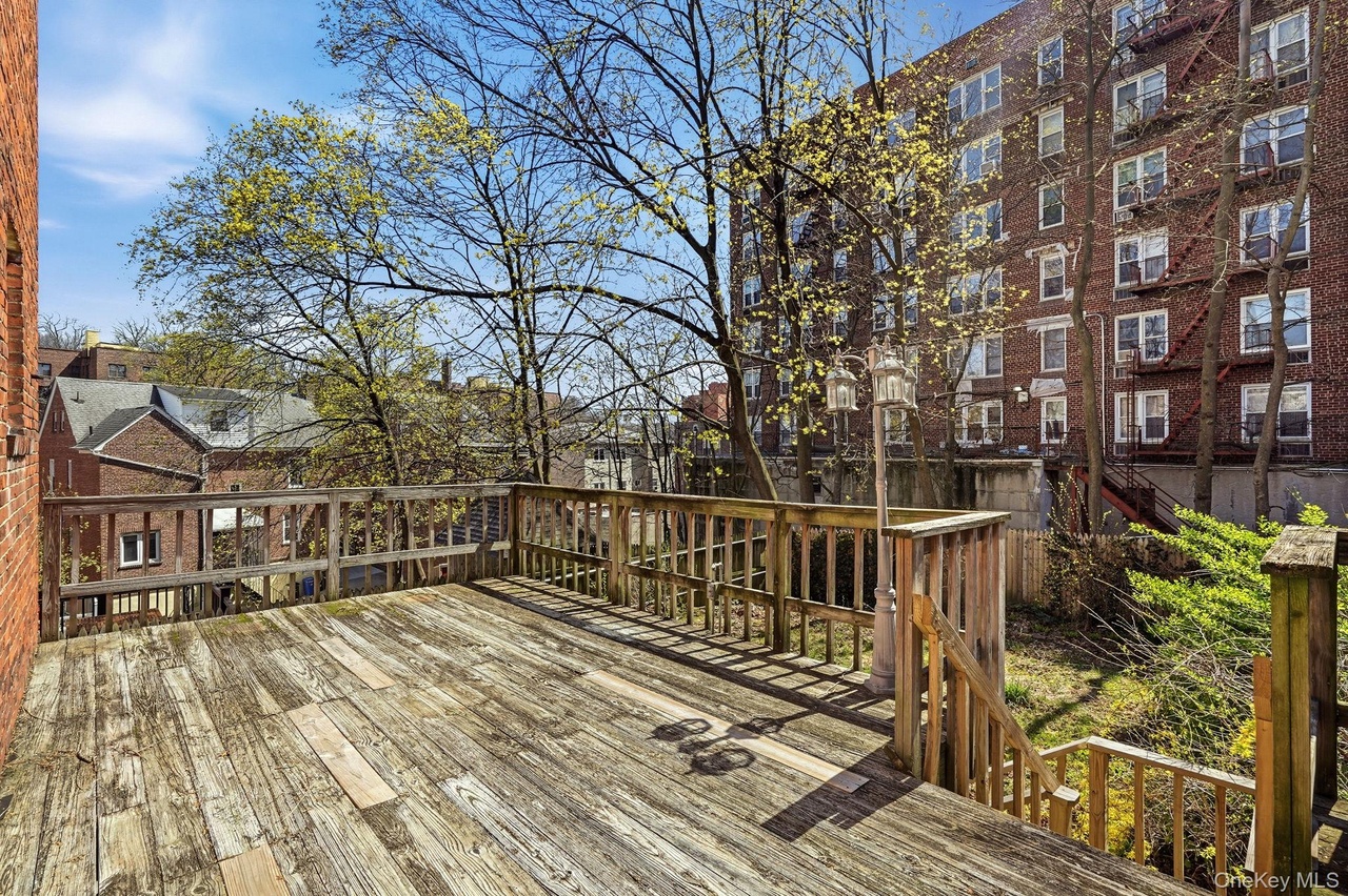 232 W 259th St
